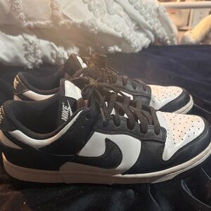 Nike Men's Black and White Low-Top Sneakers